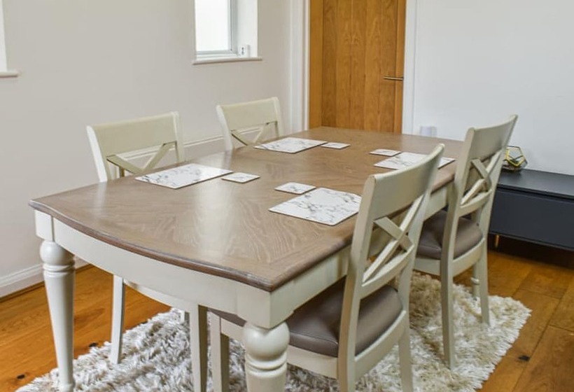 레지던스 Immaculate 2 Bed Bungalow In Weybridge