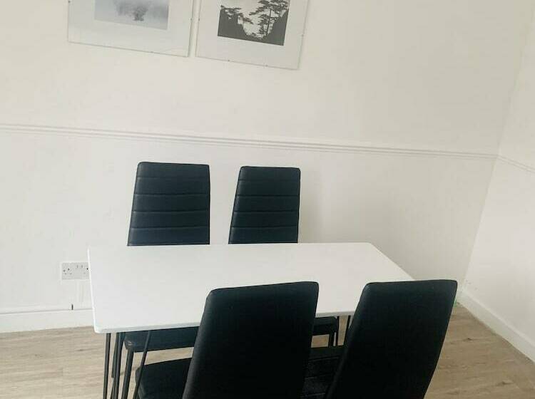 レジデンス Impeccable 3 Bed House In Brentwood