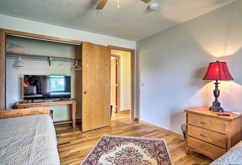 Quiet Rapid City Home   Walk To Canyon Lake Park