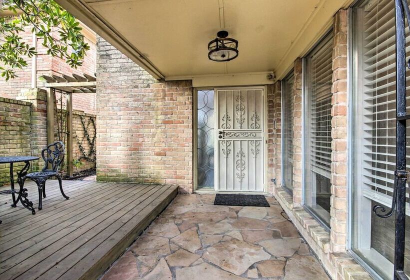 Quiet West Houston Home W/ Patio, Walk To Shops!