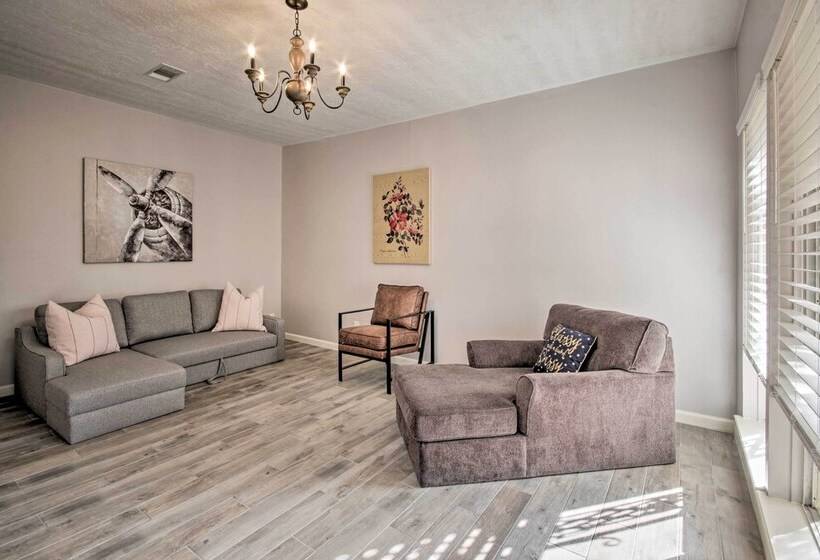 Quiet West Houston Home W/ Patio, Walk To Shops!