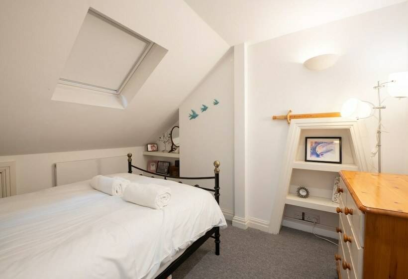 Delightful Family Home With Garden In Balham By Underthedoormat