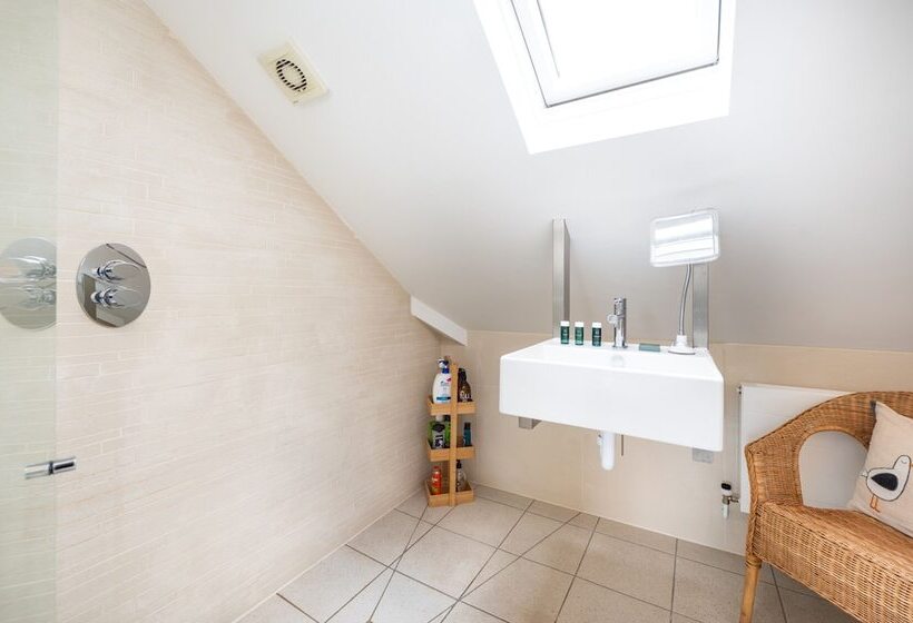 Delightful Family Home With Garden In Balham By Underthedoormat