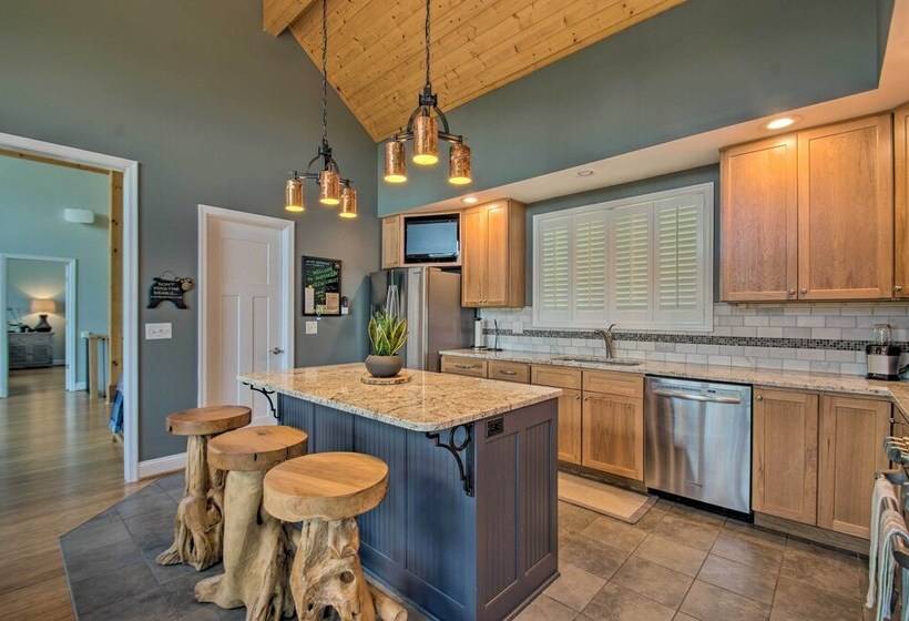 Grand Chalet W/ Hot Tub   Near Wintergreen Resort