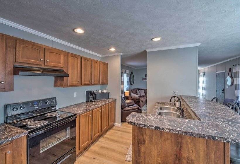 Kentucky House Located On Dale Hollow Lake!