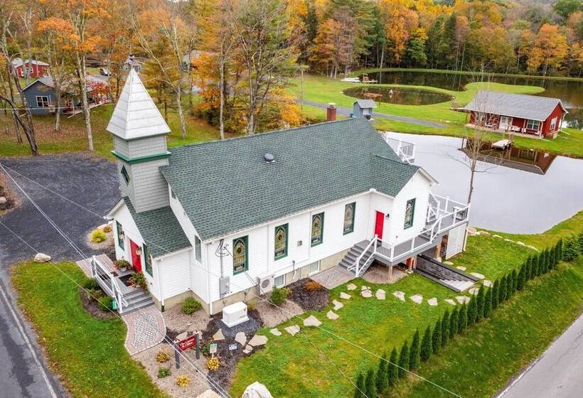Serene Poconos Cabin W/ Fire Pit & Creek Access!
