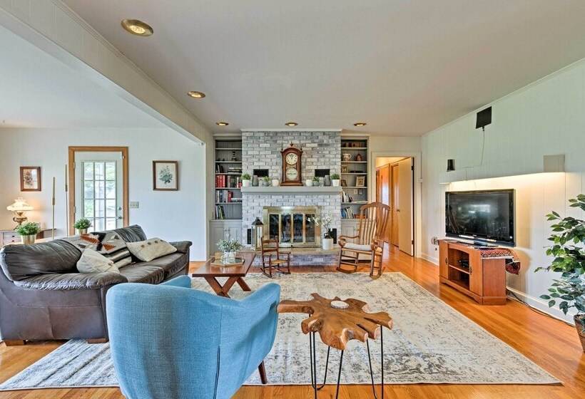 Quaint Elkton Home Near Shenandoah National Park!