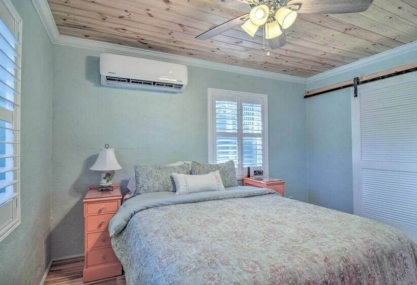 Quiet Crystal Beach Hideaway   Steps To Shoreline!