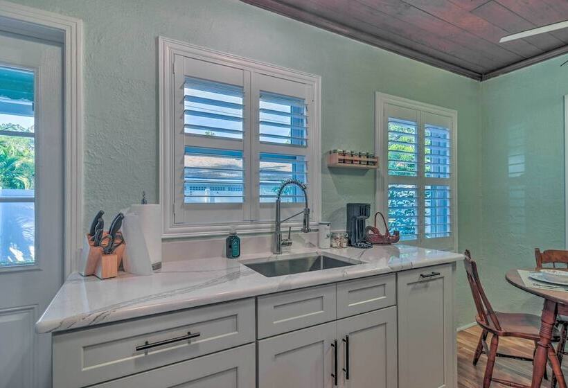 Quiet Crystal Beach Hideaway   Steps To Shoreline!