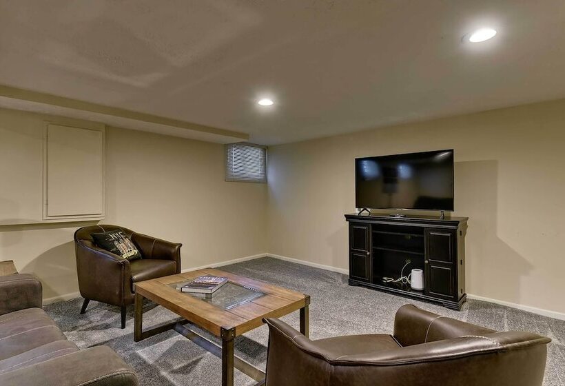 Quiet  Twin Ridge  Omaha House: Screened In Porch!