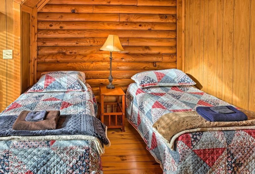 Underwood Home W/ 40 Acres: Fire Pit, Private Lake