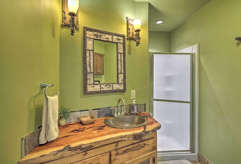 Boone Cabin W/ Deck, Hot Tub, & Mountain Views!