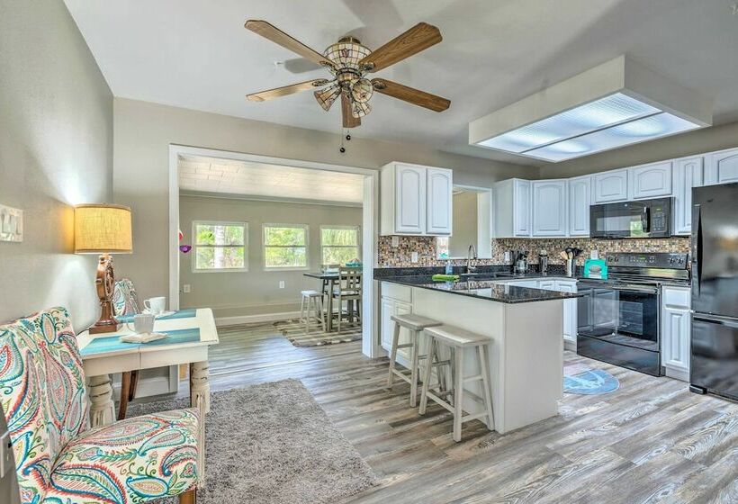 Bright Crystal River Home, Walk To Boat Ramp!