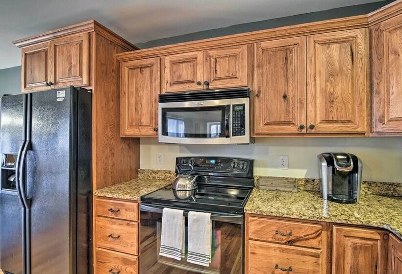 Cabin W/ Hot Tub & Mountain Views, < 5 Mi To Boone