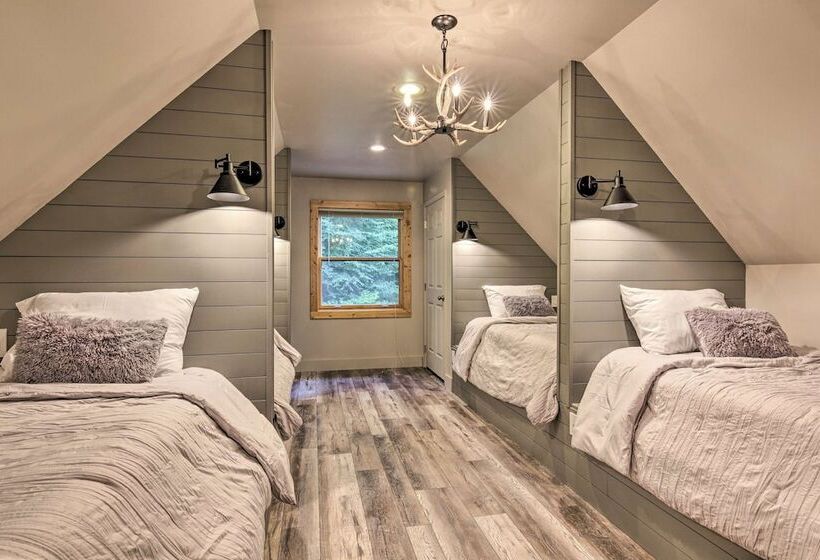 7 Mi To Ski Slopes: Mars Hill Cabin W/ Hot Tub!