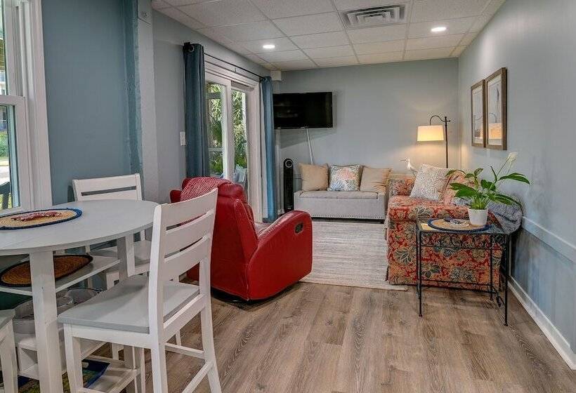 Below Deck  Beach House: Walk To The Ocean!