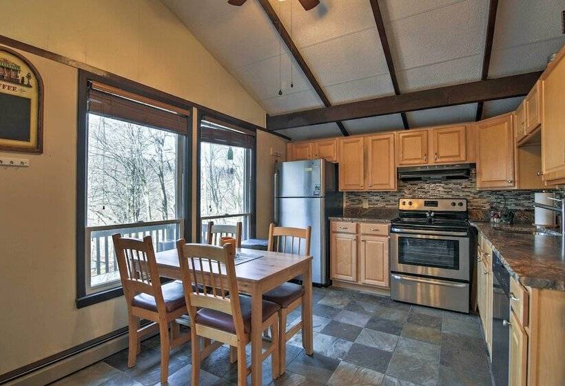 Cozy Beech Mountain Family Retreat W/ 2 Decks!
