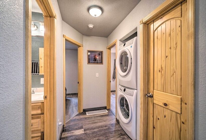 Cozy Downtown Soldotna Cabin: Dogs Welcome!