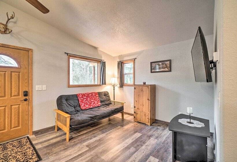 Cozy Downtown Soldotna Cabin: Dogs Welcome!