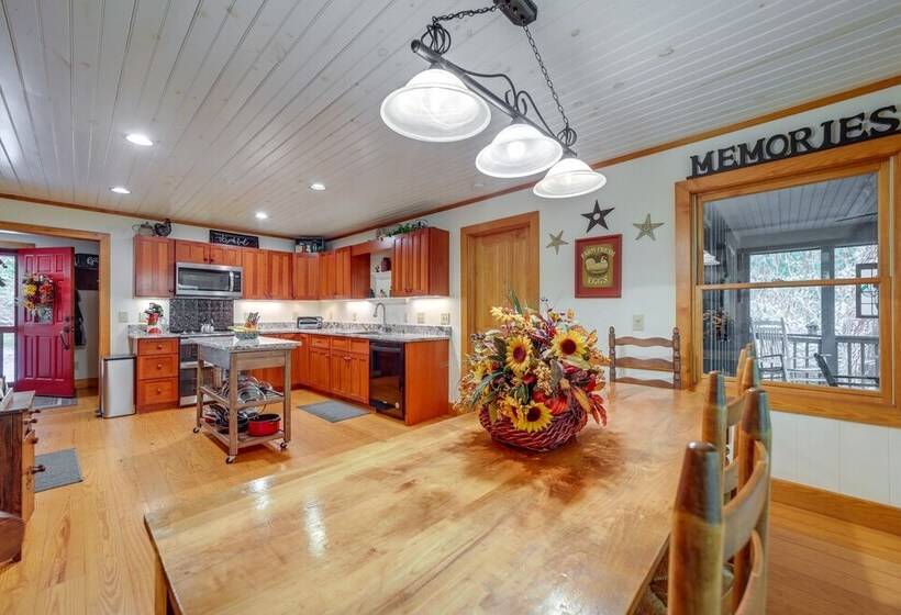 Creekside Mtn Retreat By Waterfalls & Hiking!