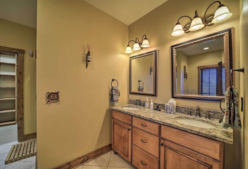 Eagle View Lodge   Luxury Home With Hot Tub!
