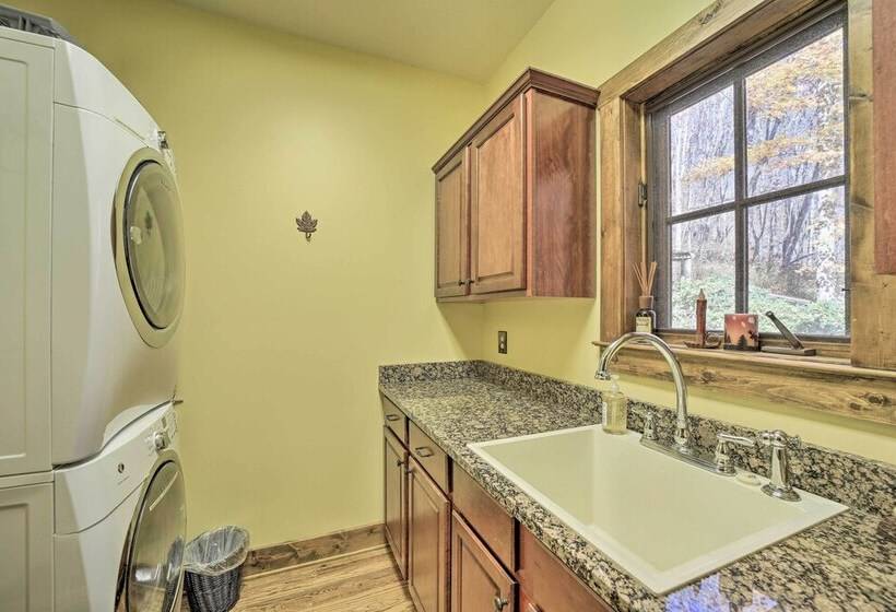 Eagle View Lodge   Luxury Home With Hot Tub!