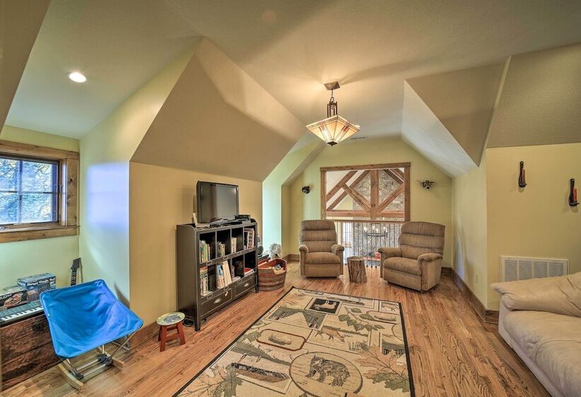 Eagle View Lodge   Luxury Home With Hot Tub!