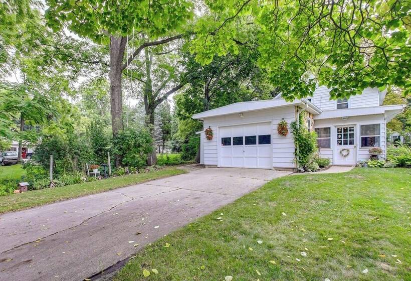 Historic Home W/ Sunroom   5 Mi To Lambeau Field!
