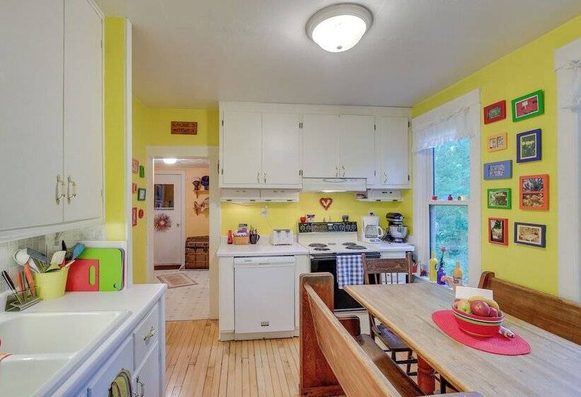 Historic Home W/ Sunroom   5 Mi To Lambeau Field!