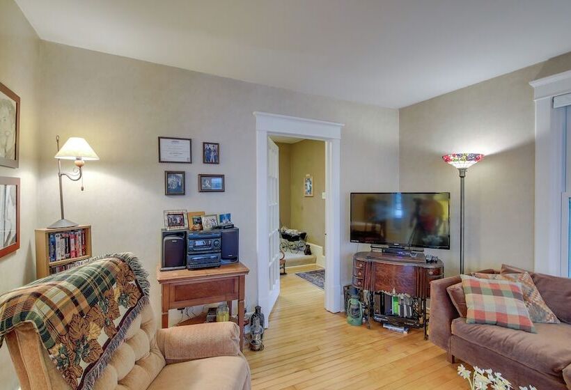 Historic Home W/ Sunroom   5 Mi To Lambeau Field!