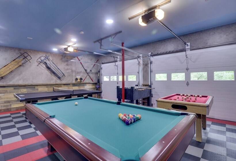 17 Seat Theater, Hot Tub & Game Room: Ideal Home!