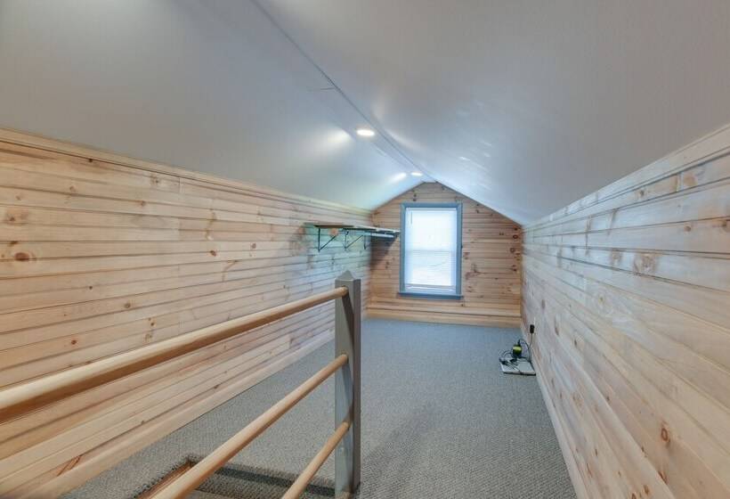 Idyllic Retreat W/ Lake Views   Near Marina!