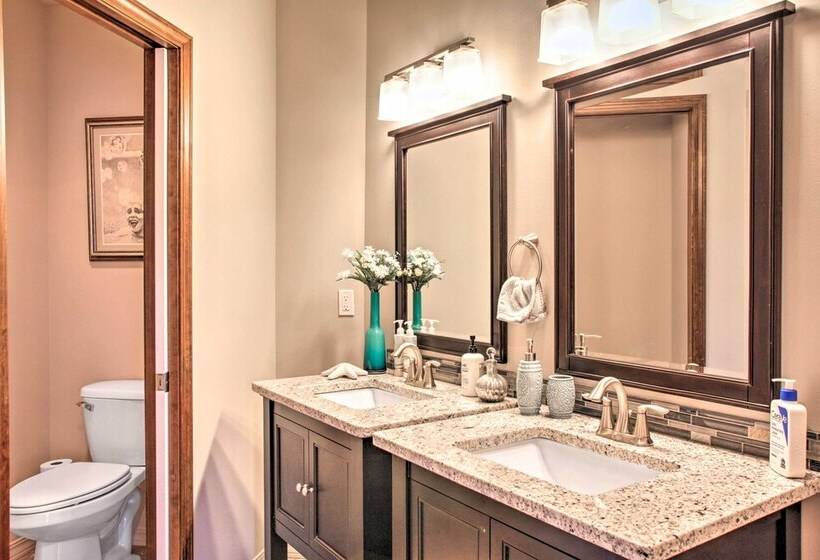 Luxurious Liberty Lake Hideaway W/ Hot Tub!