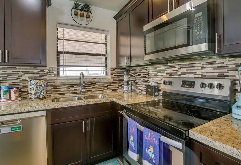 Margate Home W/ Hot Tub & Putting Green!