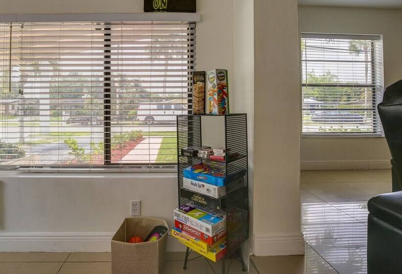 Margate Home W/ Hot Tub & Putting Green!