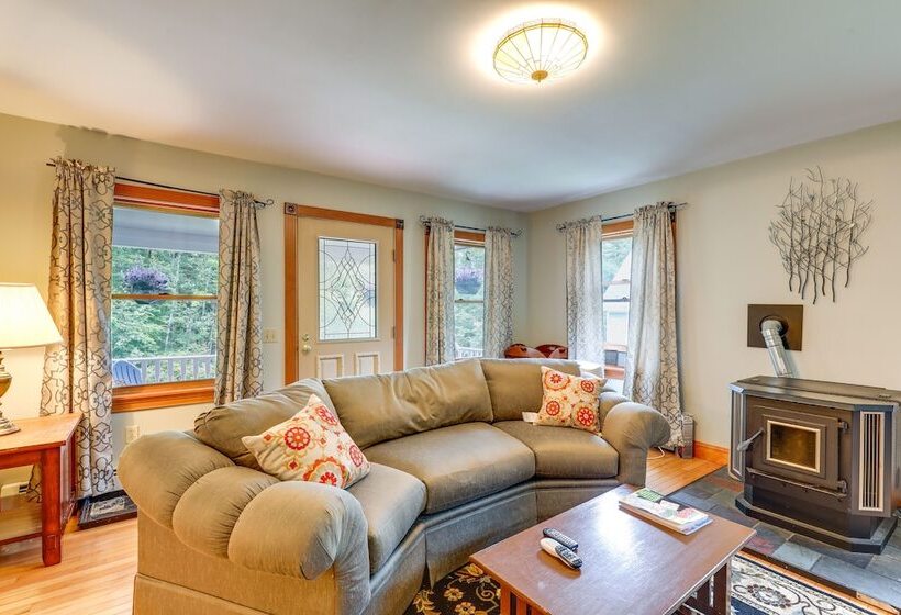 Meriden Village Of Plainfield Home W/ Backyard