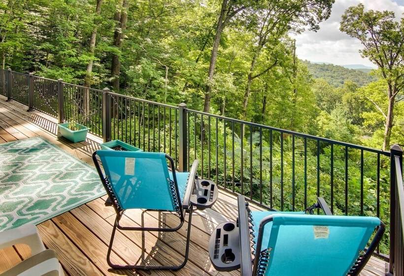 Modern Fairview Retreat: Spacious Deck + Mtn View!