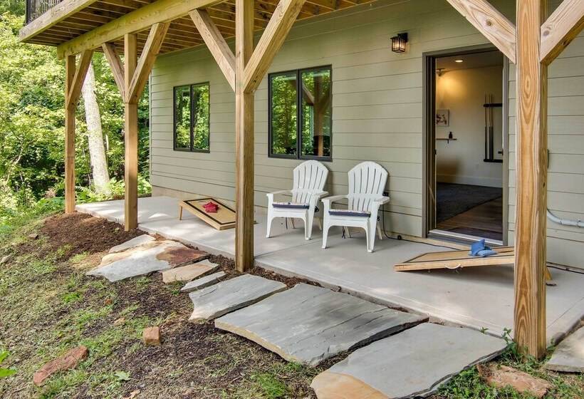 Modern Fairview Retreat: Spacious Deck + Mtn View!