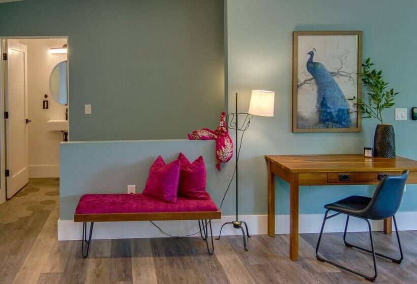 Modern Fairview Retreat: Spacious Deck + Mtn View!