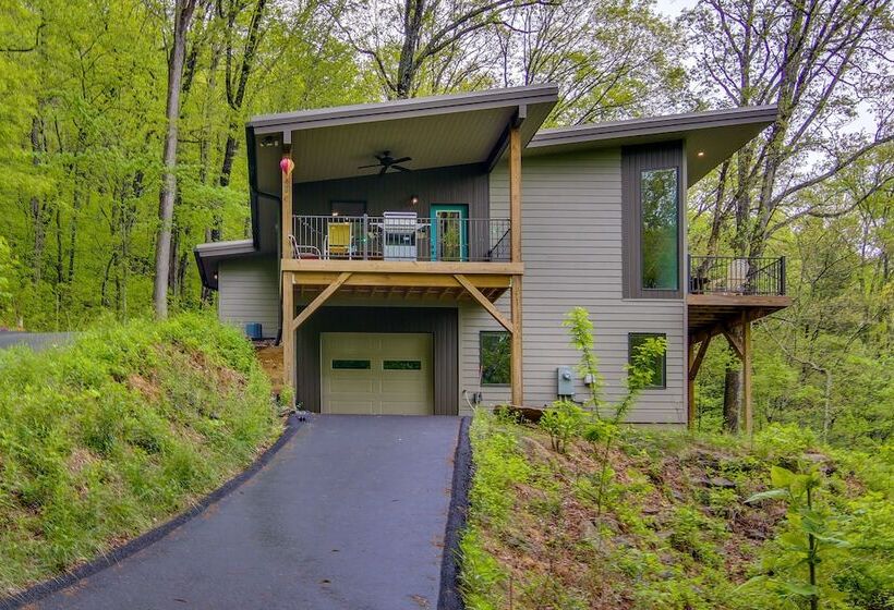 Modern Fairview Retreat: Spacious Deck + Mtn View!