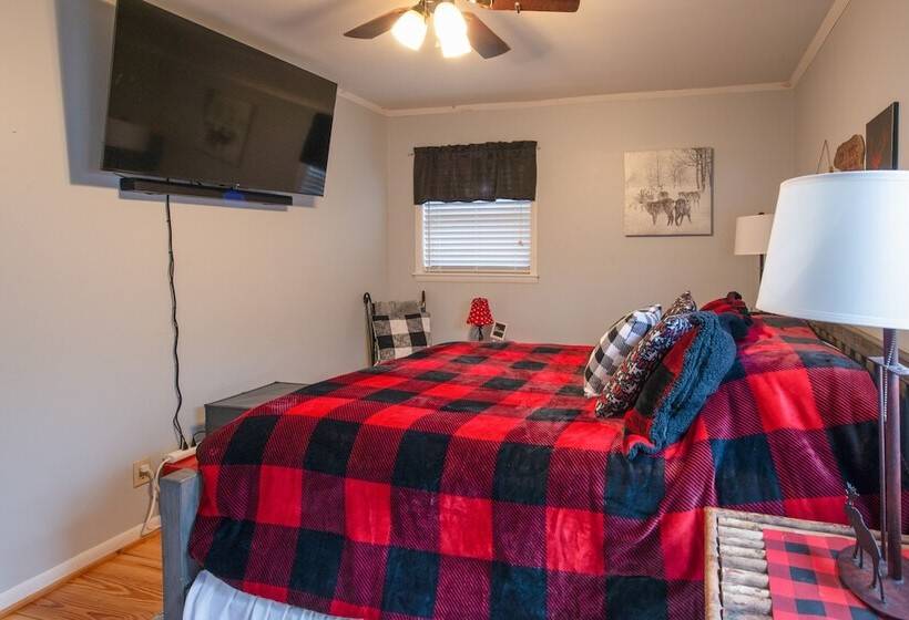Secluded Cabin W/ Deck, Hot Tub & Lake Access!