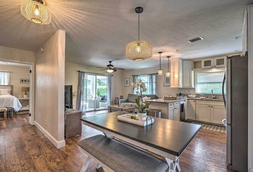 Naples Oasis W/ Screened Pool, Bike To Beach!