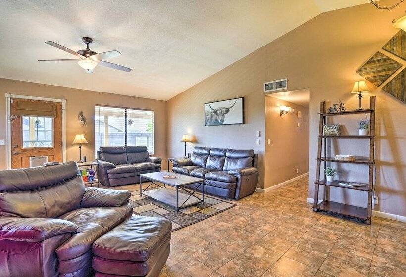 Peoria Home W/ Large Yard ~ 14 Mi To Phoenix!