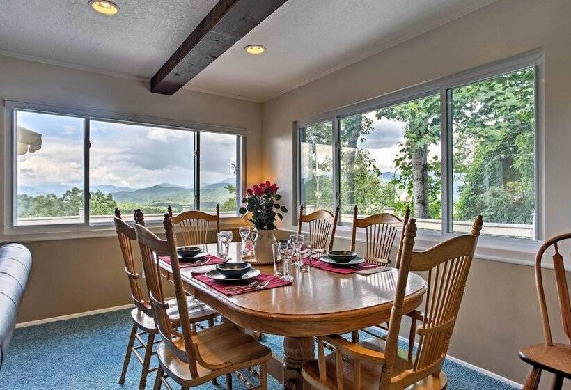 Secluded Mountain Home W/ Stunning Views & Deck!