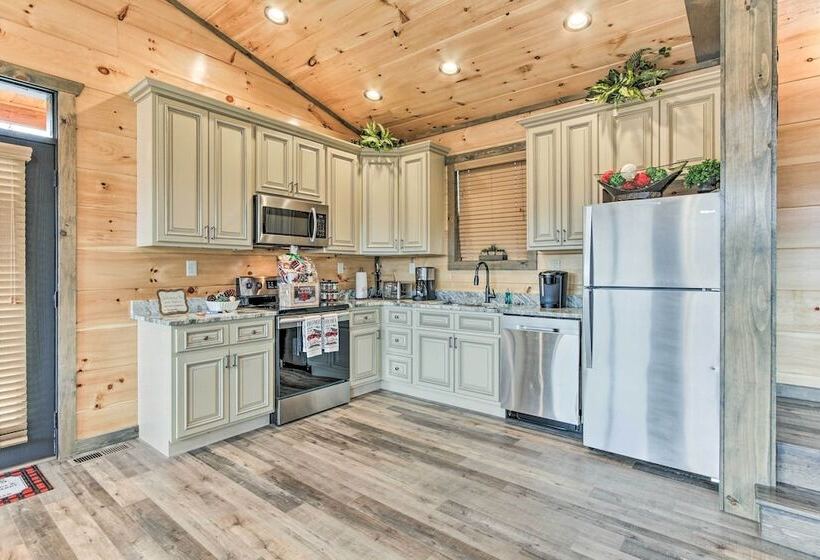 Smoky Mountain Hideaway W/ Hot Tub, Deck & Views!