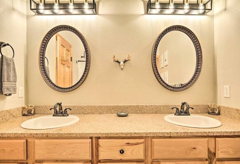 Spacious Murphy Cabin W/ Game Rooms + Mtn Views!