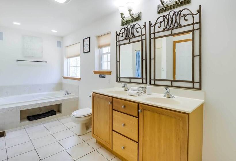 Hot Tub, Game Room & Fire Pit: Poconos Retreat
