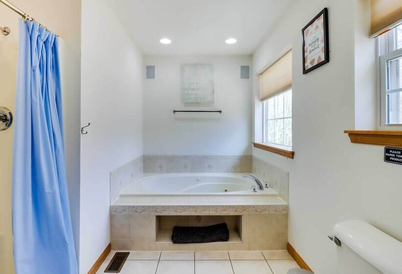 Hot Tub, Game Room & Fire Pit: Poconos Retreat