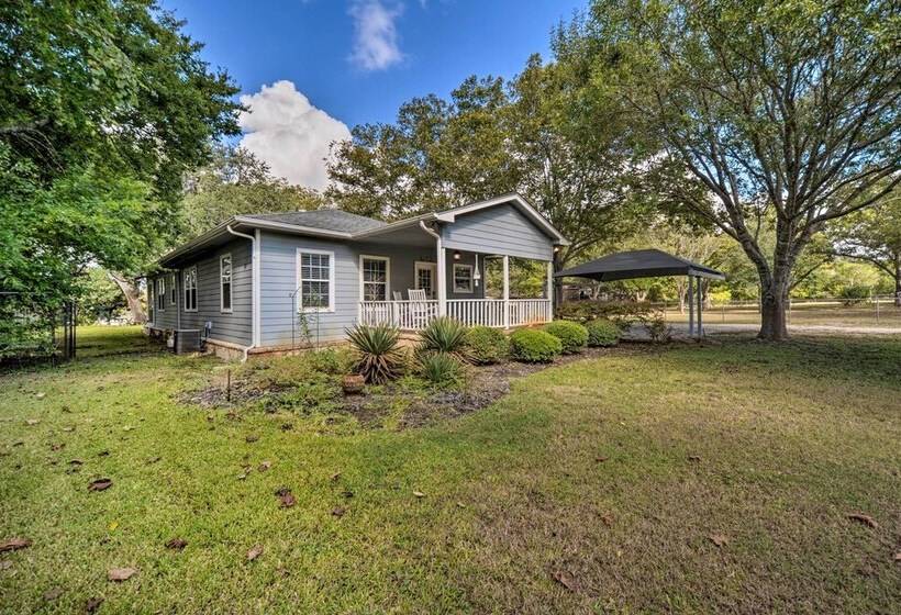 The Petite Lake House  In Seguin W/ Patio!