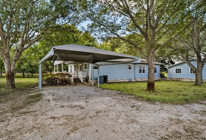The Petite Lake House  In Seguin W/ Patio!
